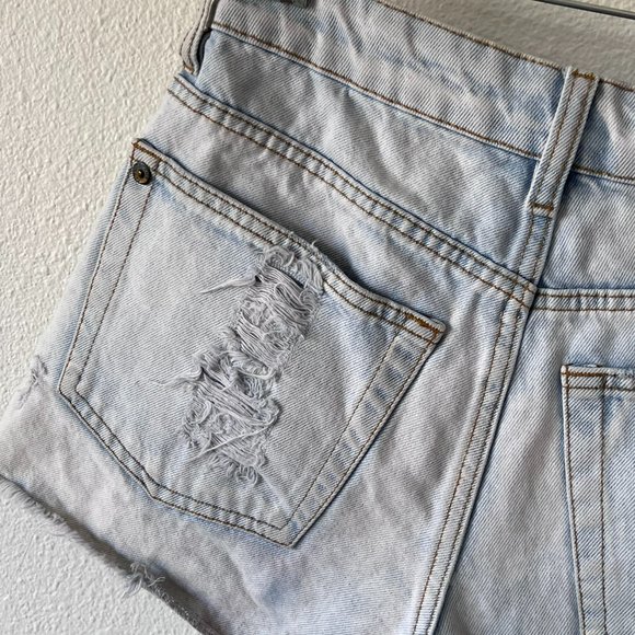FARM RIO Jean Shorts Size 36 US 4 Light Wash Distressed Shredded - Picture 7 of 12